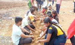कर्मवीर भाऊराव पाटील कृषी संशोधन केंद्र रुकडी येथे श्रमदान करताना रासेयो चे विध्यार्थी
