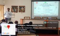 आंतरराष्ट्रीय योग दिनाच्या पार्श्वभूमीवर शारीरिक शिक्षण विभाग व स्टाफ अकॅडेमी यांच्या संयुक्त विद्यमाने आयोजित 'आरोग्यदायी जीवनासाठी योग या विषयावरील कार्यशाळेत मार्गदर्शन करताना प्रा. जी. एम. लवंगारे.