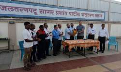 महाविद्यालयाच्या वतीने जलतरणपटू माजी ऑलिम्पिक वीर अर्जुन पुरस्कार प्राप्त खेळाडू मा.वीरधवल खाडे यांच्या सत्कार