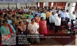 आजादी का अमृत महोत्सव अंतर्गत स्वराज्य महोत्सव उपक्रमांतर्गत ९ ऑगस्ट २०२२ रोजी  क्रांती दिन निमित्त सामुहिक राष्ट्रगीत गायन करताना उपस्थित  शिक्षक, शिक्षकेतर कर्मचारी व विद्यार्थी