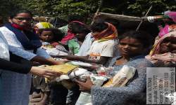 समाजशास्त्र व इंग्रजी विभागाच्या वतीने दिवाळी निमित घोडकेवाडी परिसरात कपडे वाटप